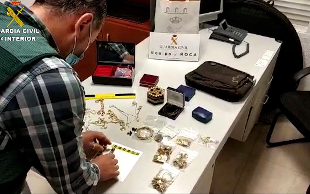 La Guardia recupera joyas por valor de 15.000 euros robadas en San Bartolomé