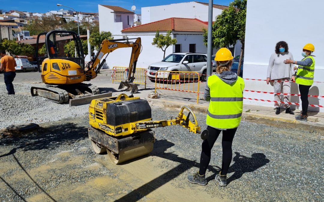 El Ayuntamiento acomete la pavimentación integral de la calle Diputación en Triana
