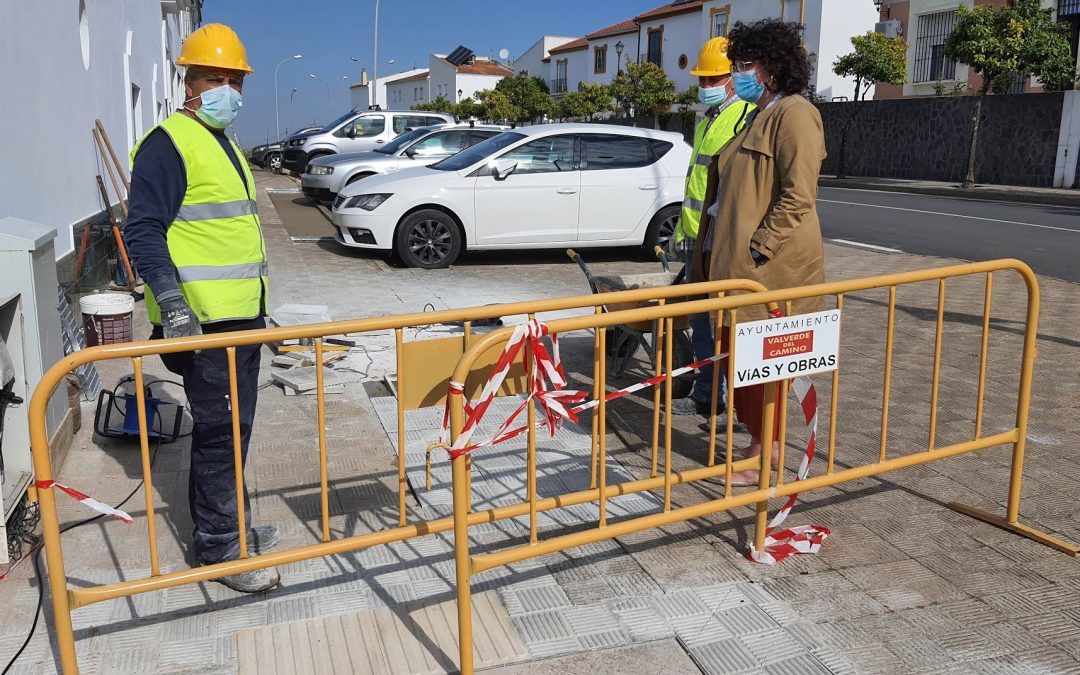 El Ayuntamiento continúa por la Viña Fiscal su plan de eliminación de barreras