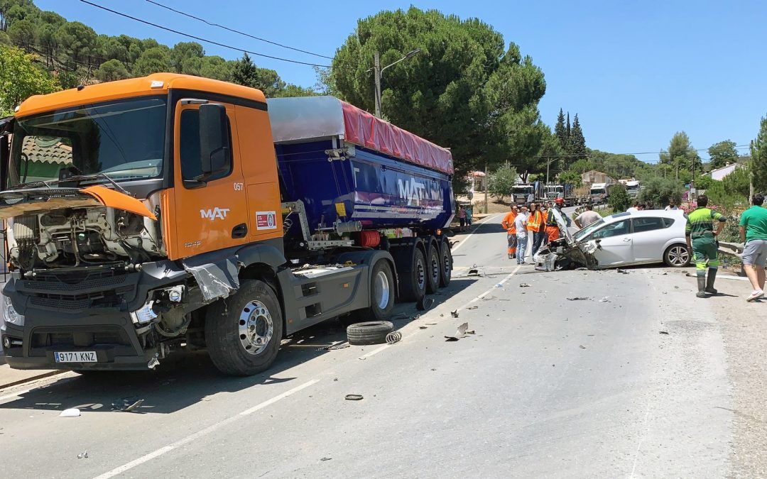 Herido un hombre de 39 años tras chocar su coche con un camión en Sotiel Coronada