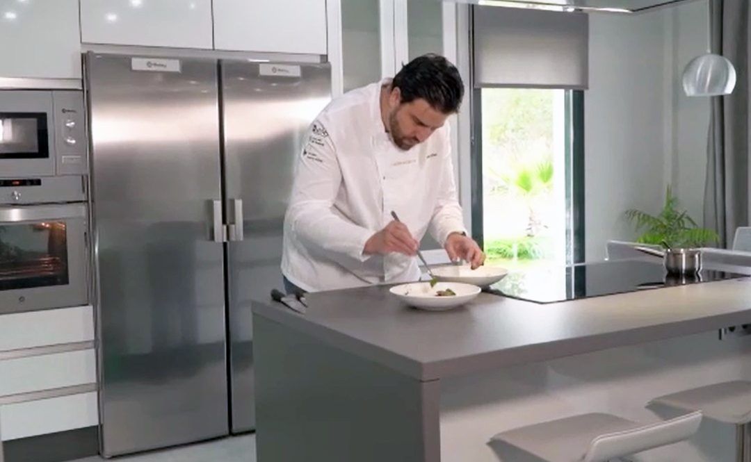 Xanty Elías elige el mueble de Valverde para cocinar sus platos estrellas Michelín