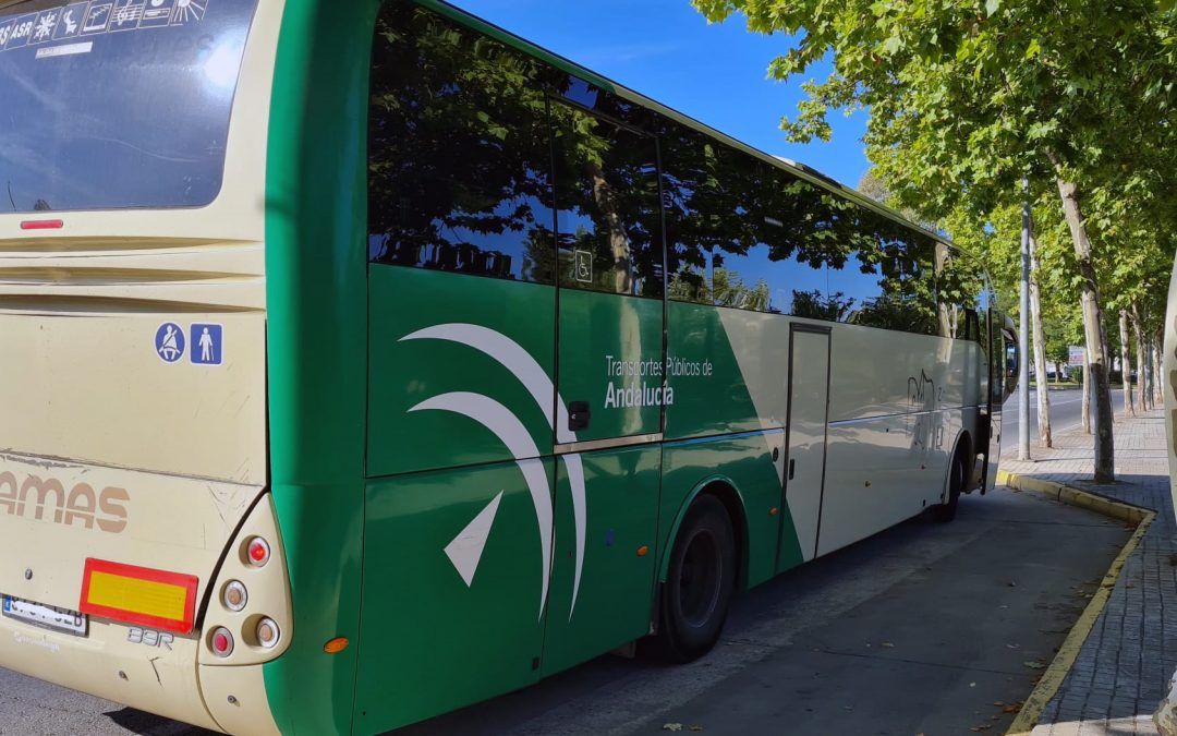 Denuncia que el billete del bus a la playa es un 159% más caro de lo anunciado por la Junta