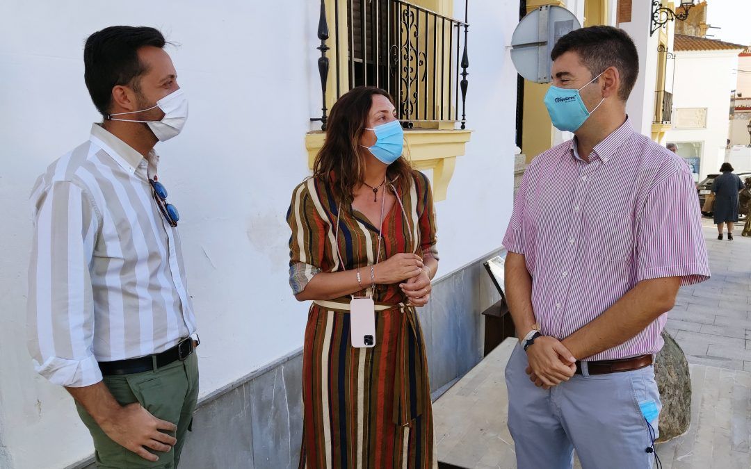 López anuncia en Valverde las ayudas de 210 euros de la Junta para empleados en ERTE