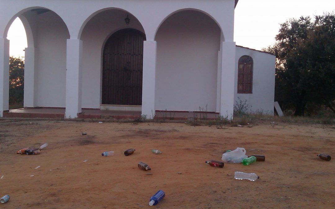 Denuncian actos vandálicos y acumulación de basuras en la ermita de El Romerito
