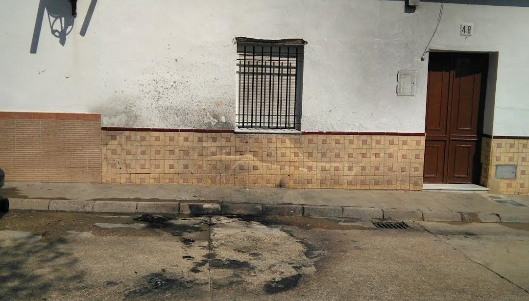 Un coche sale ardiendo en Valverde mientras estaba siendo reparado