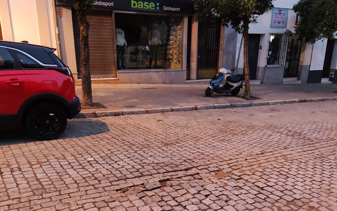 Una tubería atascada por la lluvia provoca varios incidentes en el centro de Valverde