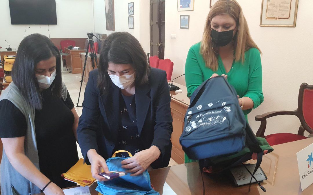 La Fundación La Caixa aporta 26 kits de material escolar para familias en Valverde