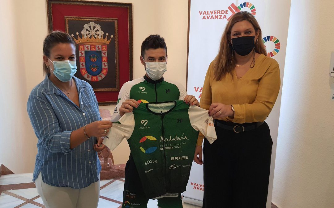 Juan Bautista ‘Chamba’ entrega a Valverde su maillot tras ser segundo en la Titan Desert