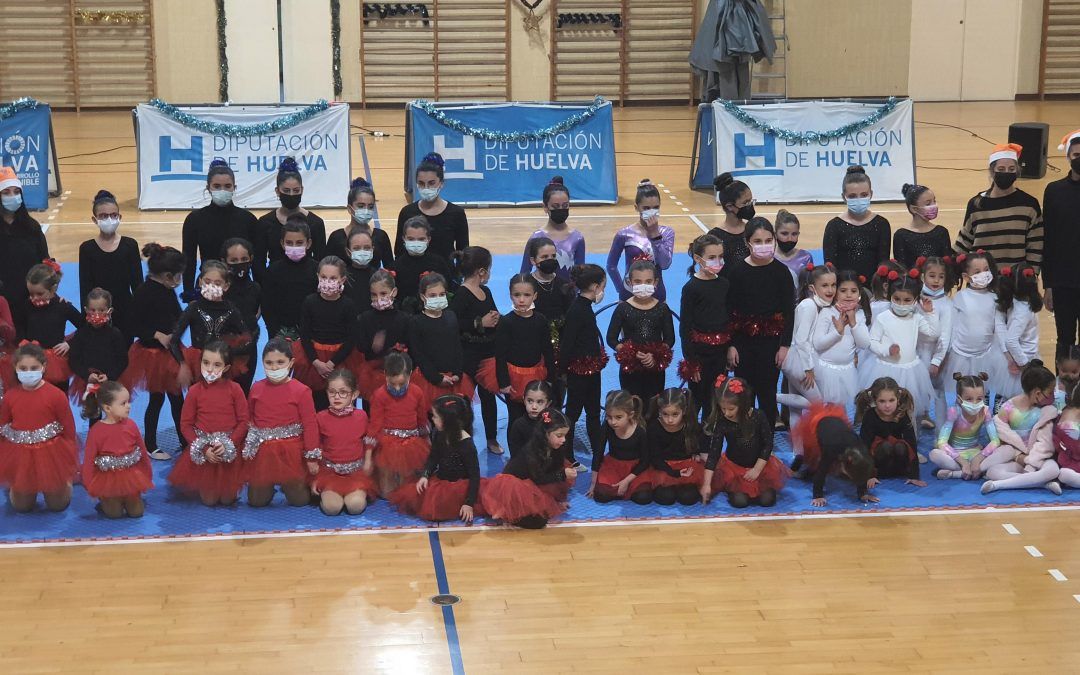 Las alumnas de gimnasia rítmica muestran en Valverde su talento en la exhibición navideña