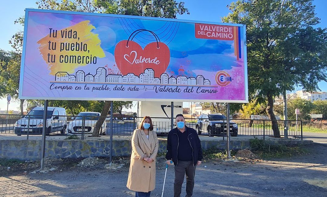 Valverde fomenta el consumo local con la instalación de dos vallas publicitarias