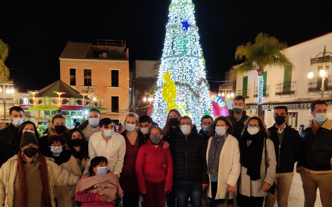 El encendido en la plaza Ramón y Cajal inaugura la Navidad en Valverde