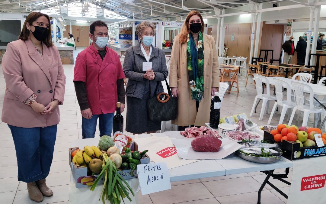 Premio para María Luisa Herrezuelo tras toda una vida comprando en el Mercado