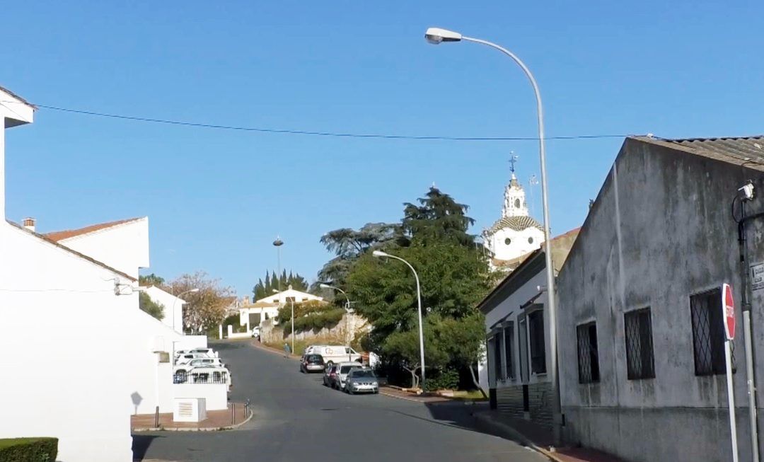 El Ayuntamiento renovará 178 luminarias de Triana, del Santo y del barrio Méndez