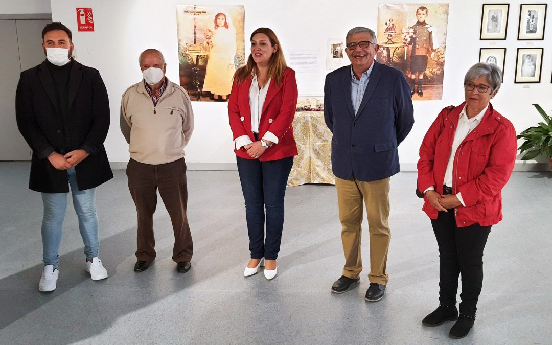 La sala de exposiciones alberga una colección de fotos de comunión del siglo XX