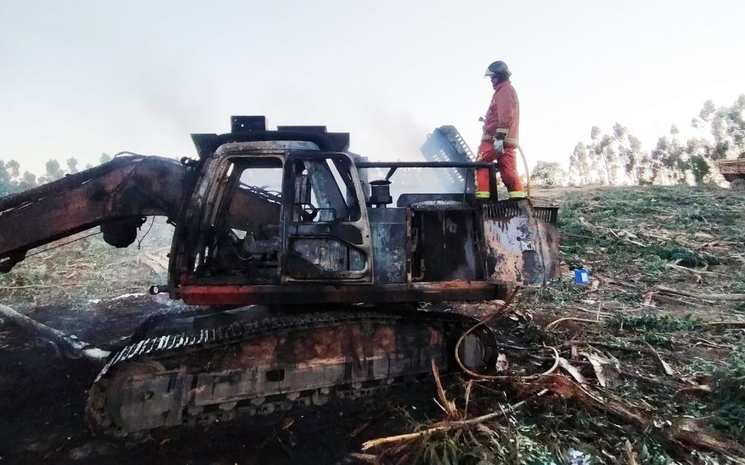 Calcinada una máquina agrícola de corte en un terreno forestal de Alosno