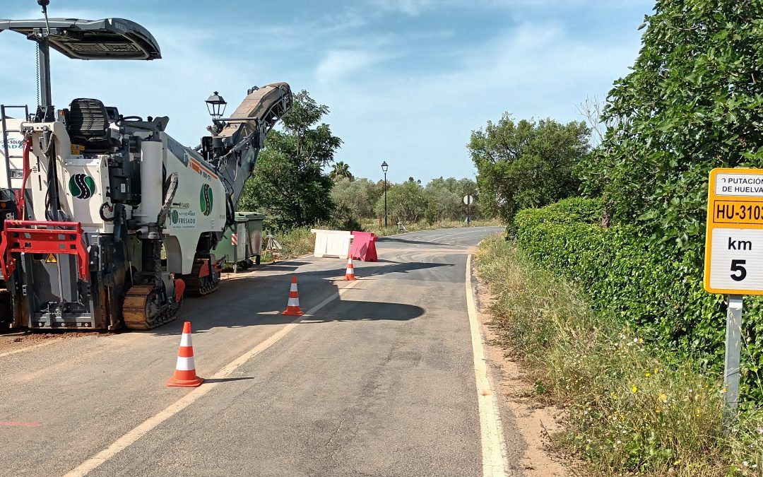 La Diputación de Huelva arregla la carretera de acceso a Fuente de la Corcha