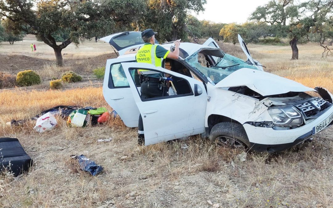 Una persona queda atrapada en su coche tras un accidente en Paymogo