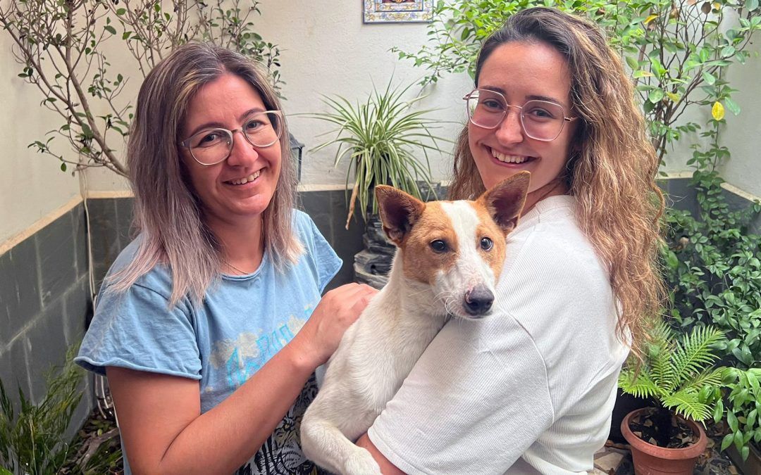 Una familia valverdeña adopta a un perro que encontró en el camino del Rocío