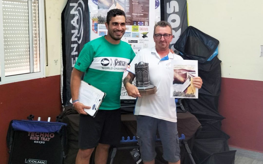 Antonio González Arroyo alza el trofeo de pesca Ciudad de Valverde
