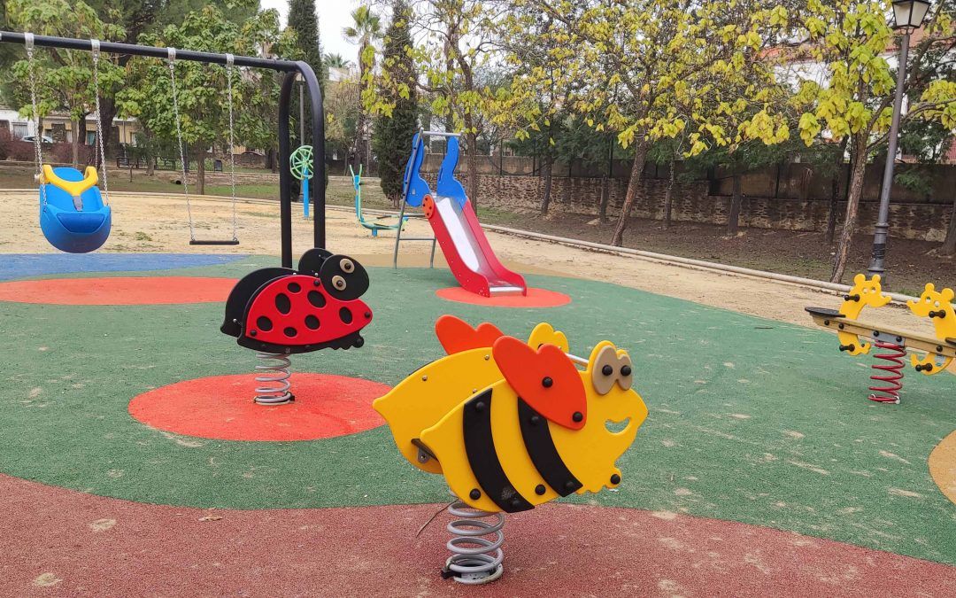 El Parque Huerta Arturo disfruta del primer columpio adaptado de Valverde