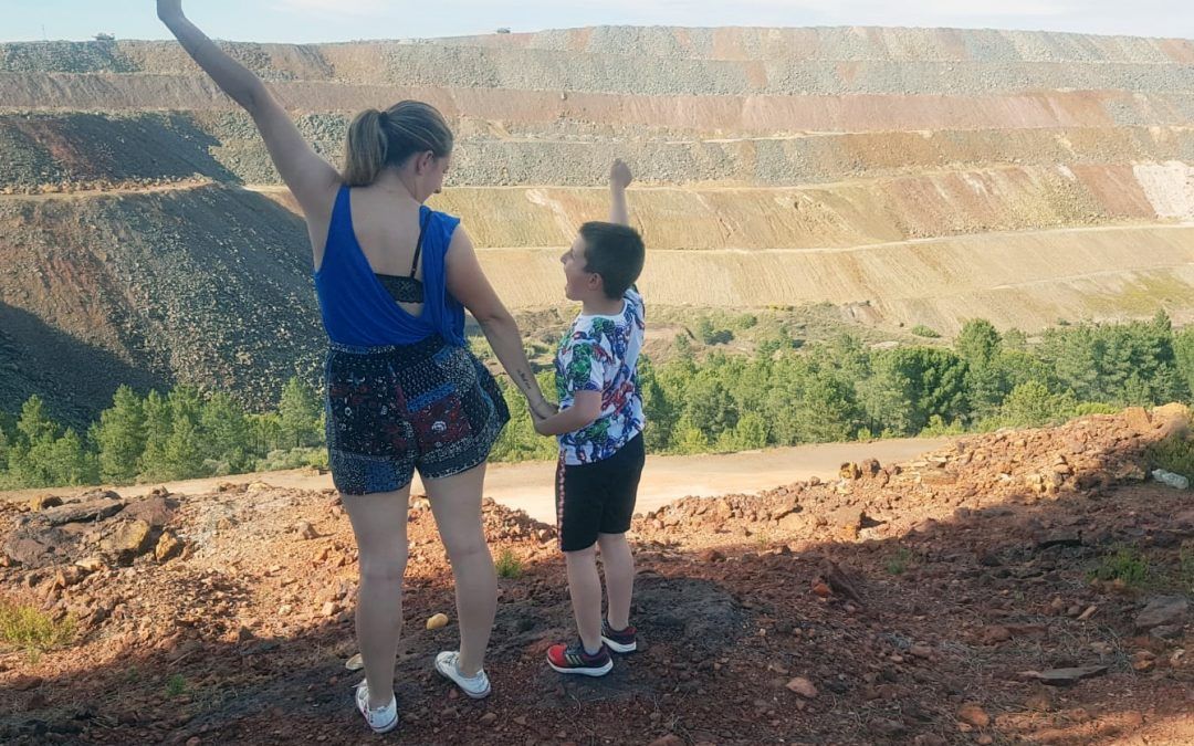 La familia de un menor autista inicia una campaña para que se aumenten las ayudas