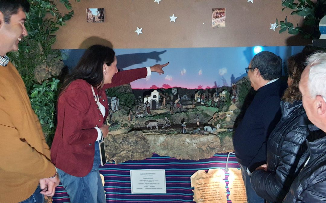 El PP inaugura el portal de Belén de su sede, obra del reconocido belenista Jerónimo Gallego