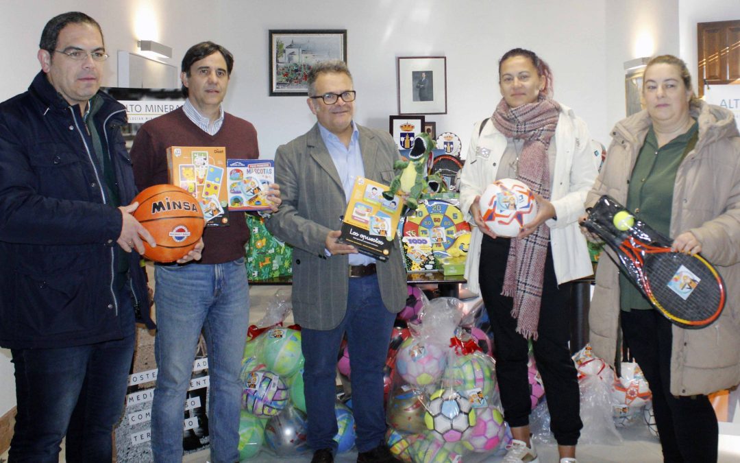 La campaña ‘Regalando Ilusiones’ de Alto Minerals reparte juguetes entre los niños de El Cerro