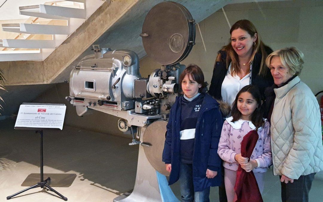 Un mítico proyector de cine da la bienvenida a los asistentes al ‘Puerta del Andévalo’