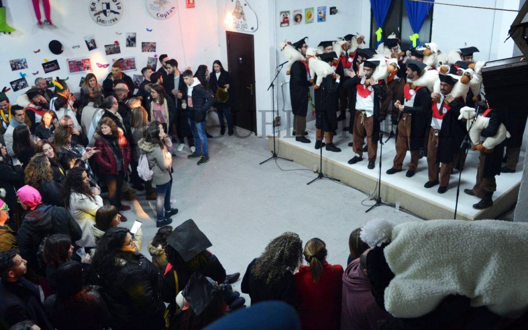 La Chiriparsada y la Garbanzá recogen el testigo del Carnaval de calle en Valverde