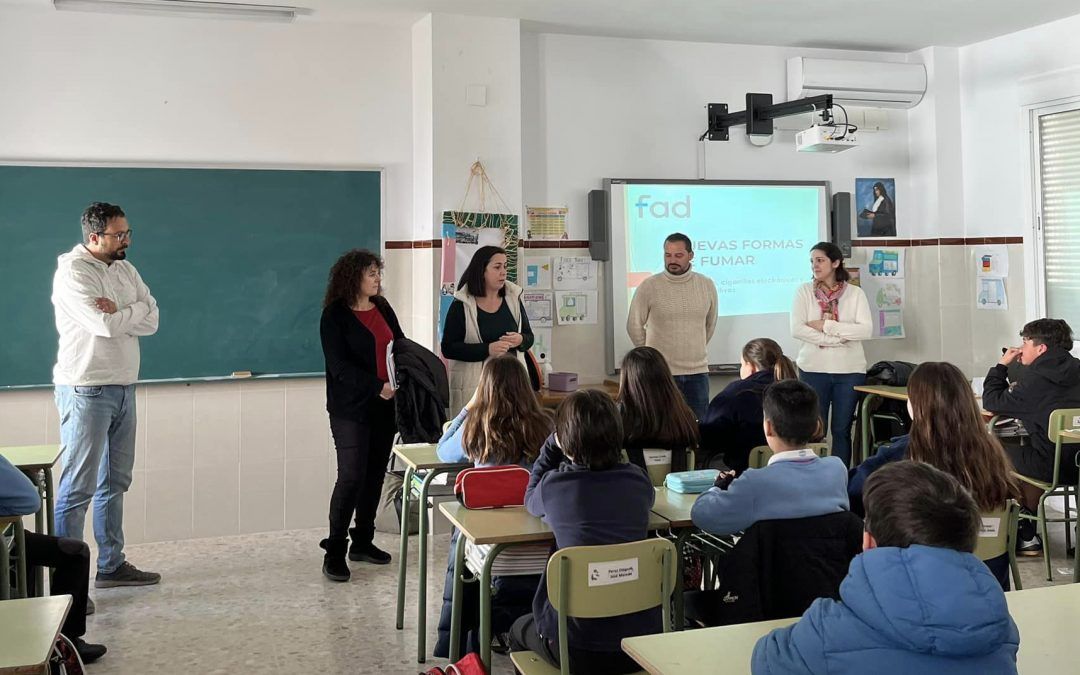 Cachimbas y cigarros electrónicos: Los jóvenes valverdeños aprenden sus riesgos