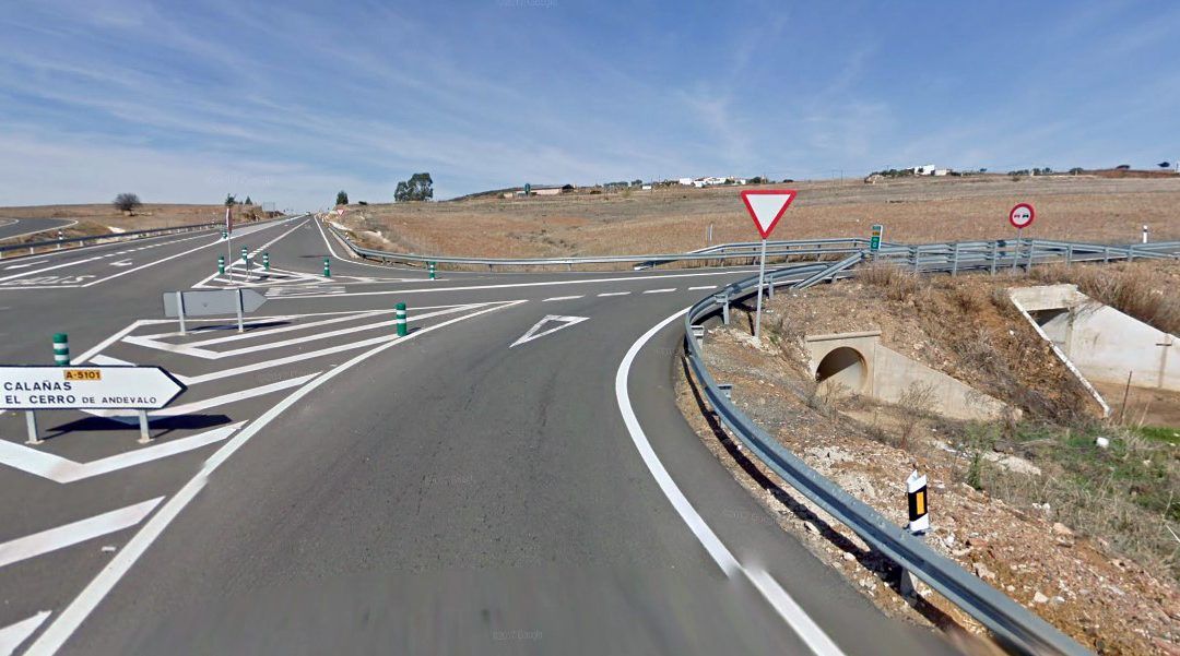 Cuatro heridos en una colisión lateral entre dos turismos en Calañas