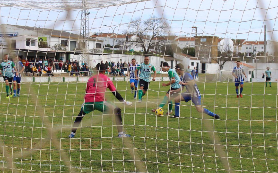 La Olímpica reparte invitaciones por los colegios para el partido frente a Los Rosales