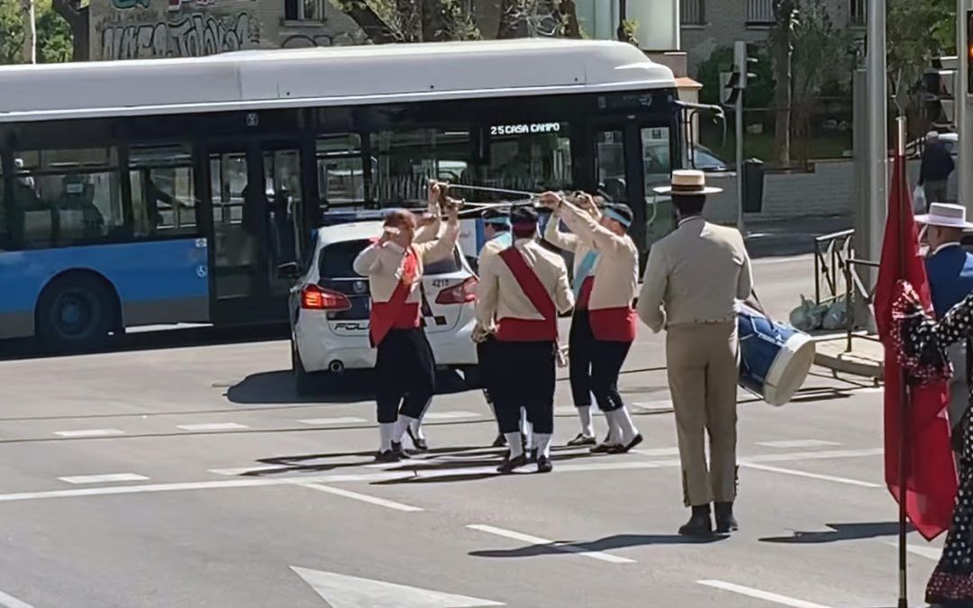 La Danza de las Espadas de Puebla de Guzmán, por las calles de Madrid
