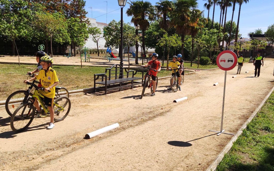 Respetar las normas de circulación también es cosa de niños en Valverde