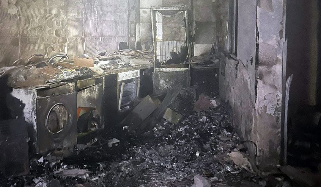 Dos bomberos acaban en el hospital tras intervenir en una vivienda de Calañas