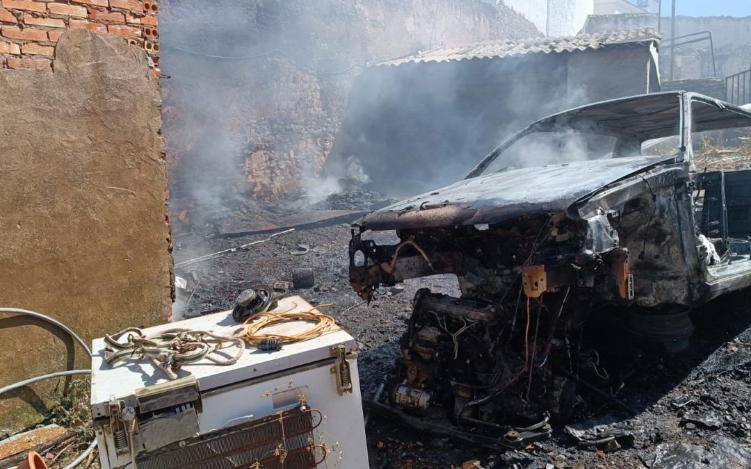 Los bomberos apagan el incendio de un coche en el patio de una casa de Puebla de Guzmán