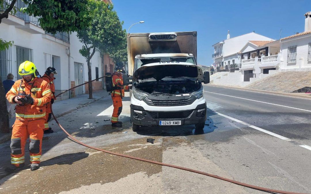 Sale ardiendo en plena calle la cabina de un camión en Valverde