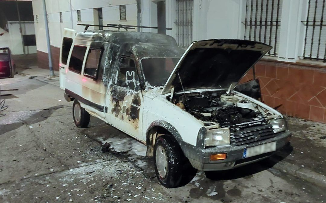 Dos coches arden simultáneamente, pero en calles diferentes, en el barrio de Triana de Valverde