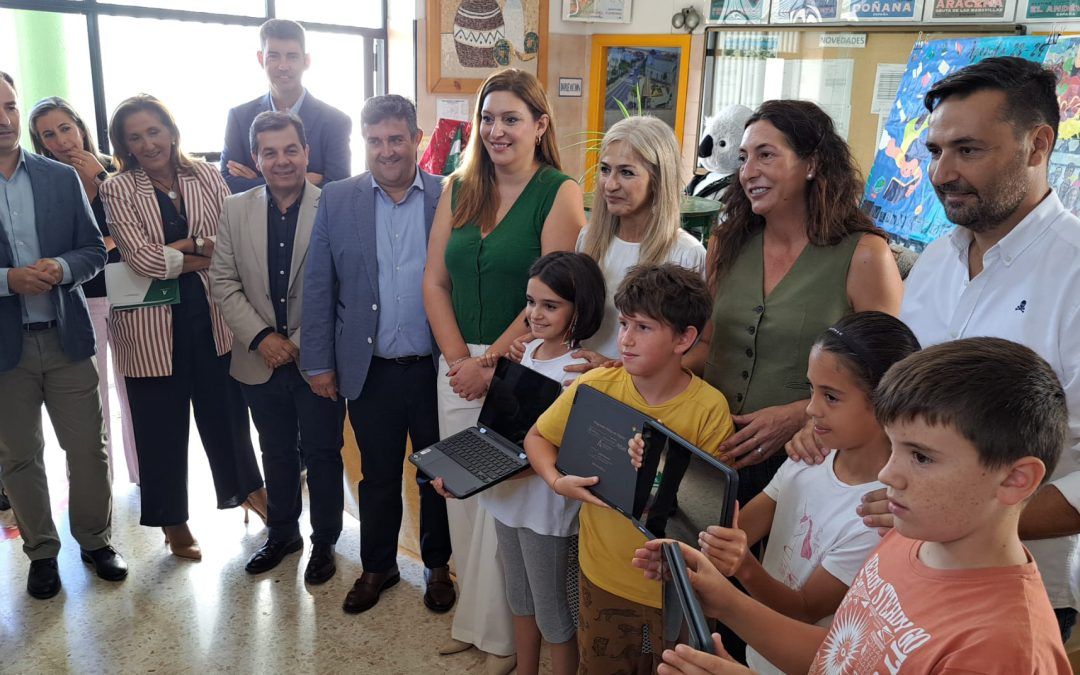 La Junta distribuye 588 dispositivos tecnológicos entre los centros educativos valverdeños