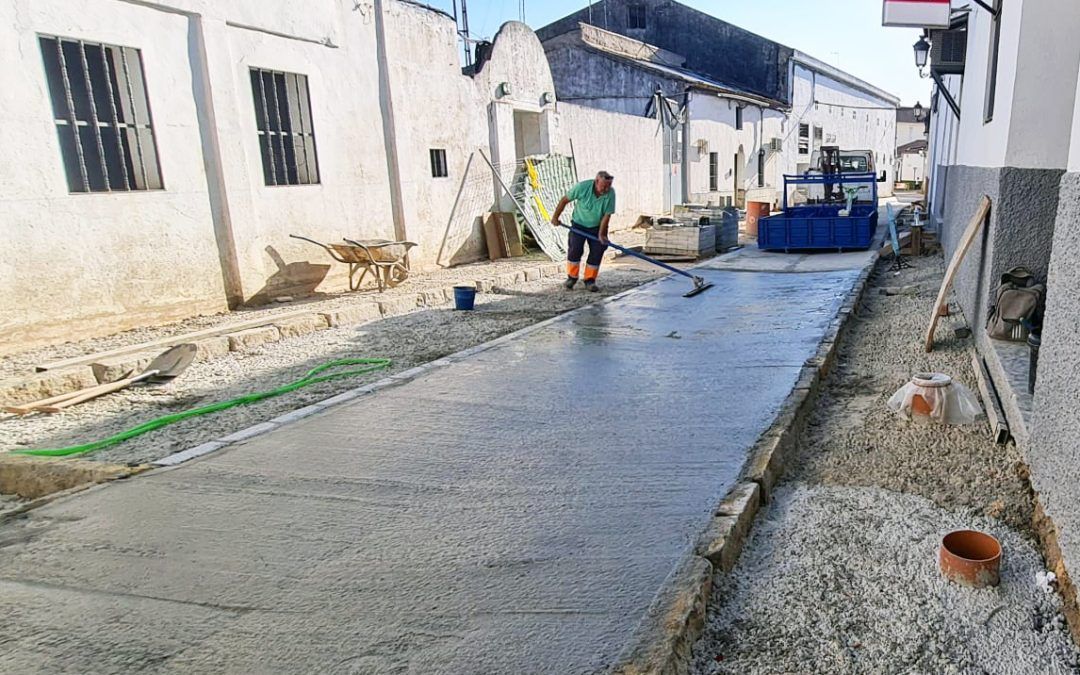 Final inminente de la reurbanización de la calle Curtidores tras el hormigonado de la calzada
