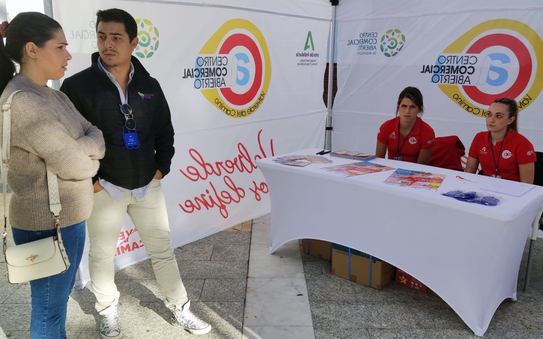 Ya se puede recoger la tarjeta de descuentos del CCA en una carpa en la Plaza Ramón y Cajal