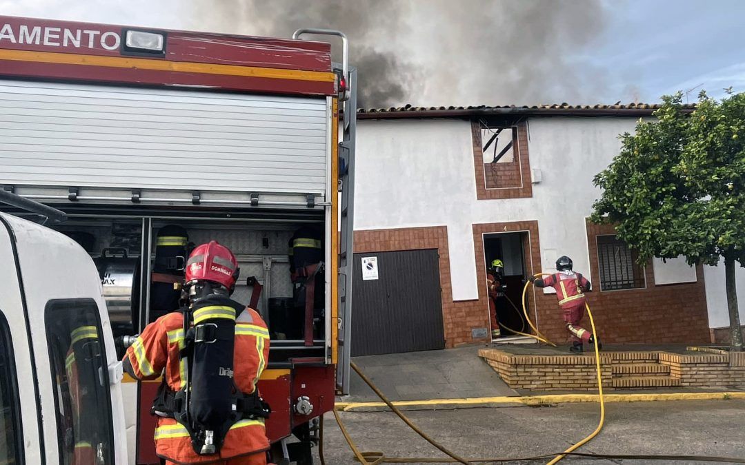 Un hombre de 59 años, evacuado por inhalación de humo por el fuego de una casa en El Rollo