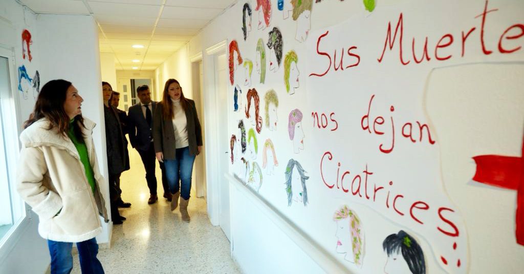 Loles López visita del CMIM de Valverde del Camino