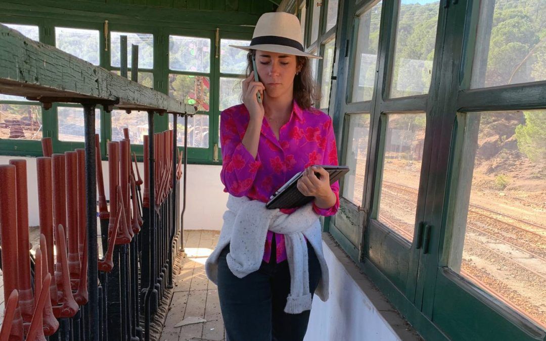Las manos de la valverdeña Laura Gómez, tras la decoración de la serie ‘Operación Barrio Inglés’
