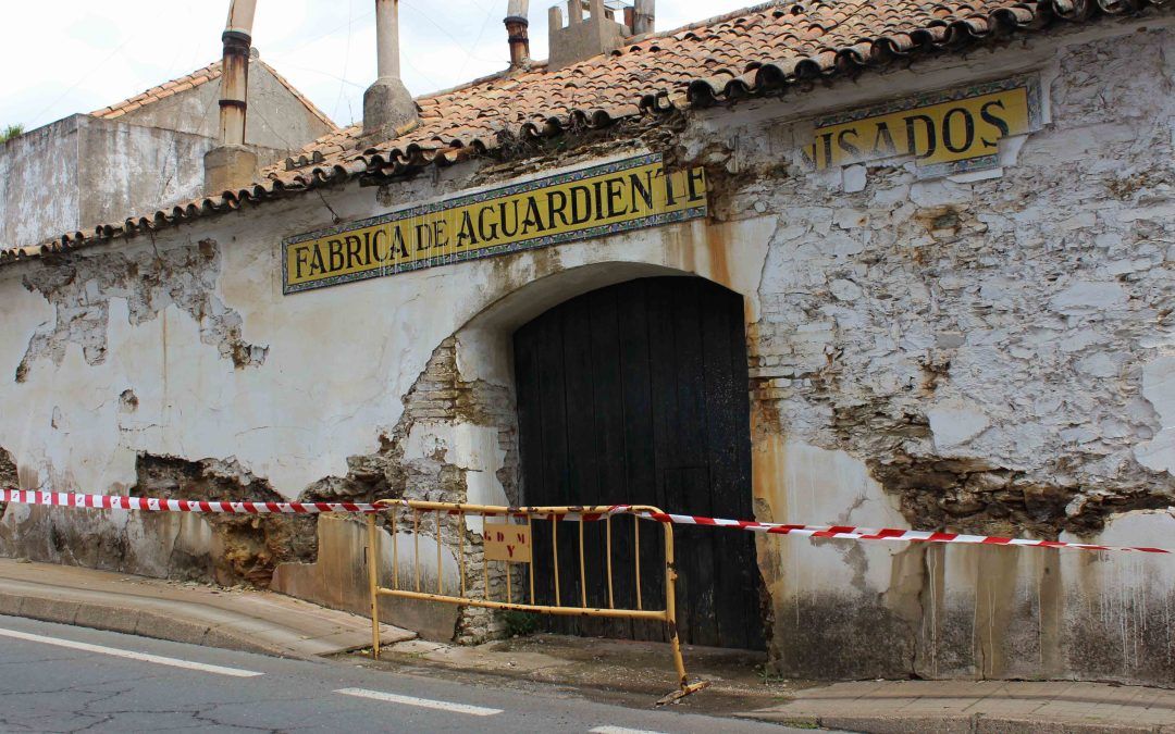 Advertencia ante el peligro de desprendimiento de la antigua fábrica de aguardientes