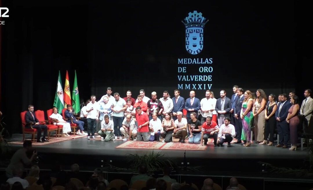 La Medalla de Oro ya brilla sobre el pecho de Cuesto, Rita y ‘Chamba’ y en la vitrina del Valverde CF