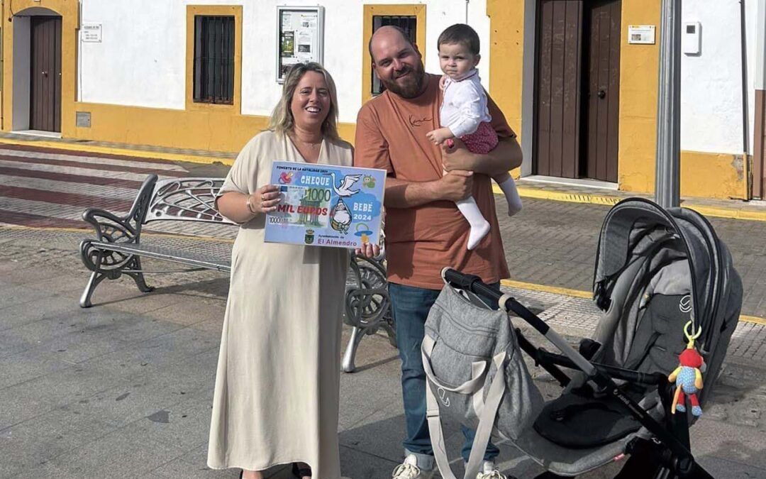 El Almendro entrega cheques-bebé para fomentar la natalidad y frenar la despoblación