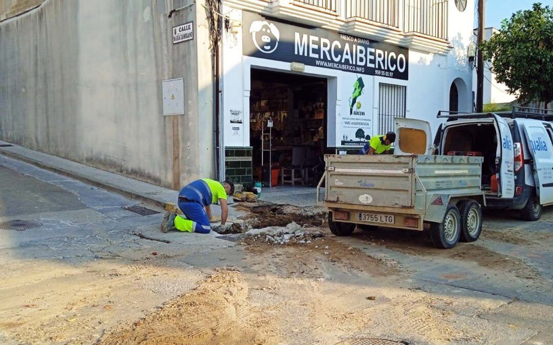 Dos averías dejan sin agua a nueve calles y a parte de los dos polígonos industriales