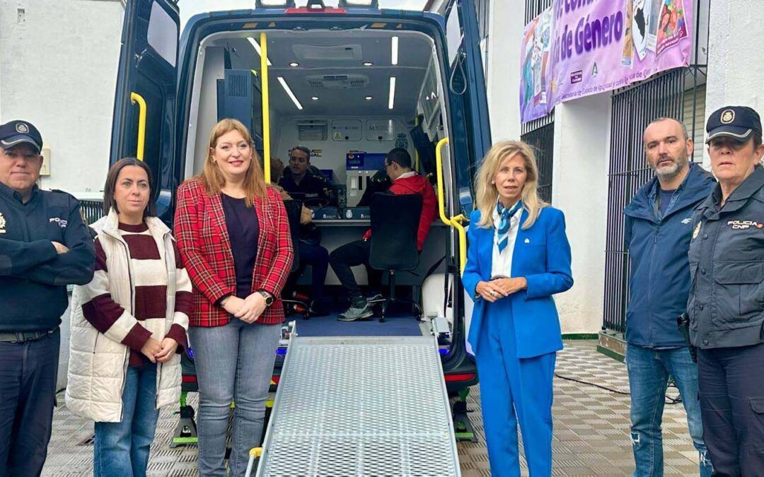 El nuevo servicio móvil de la Policía Nacional para expedir el DNI y el pasaporte aterriza en Valverde