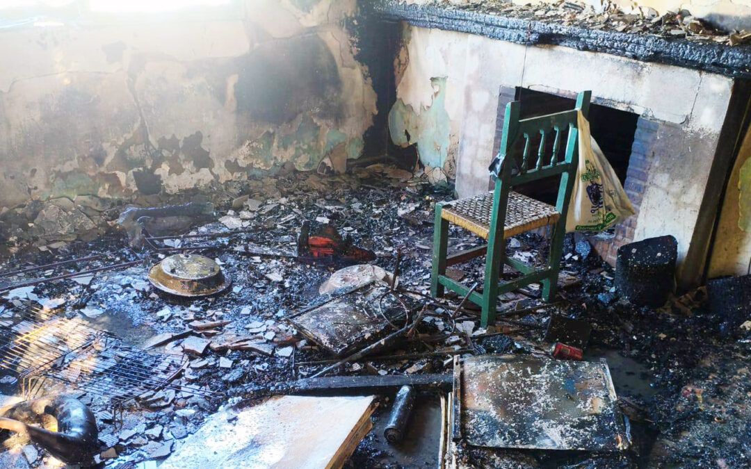 Un joven herido y tres perros muertos en el incendio de una vivienda rural en Valverde